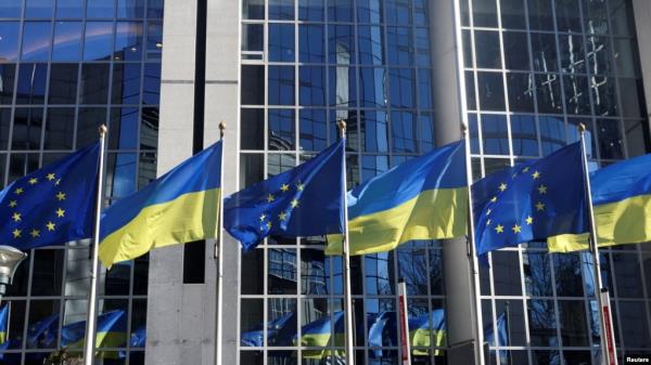 FILE - The flags of the European Unio<em></em>n and Ukraine flutter outside the European Parliament building, in Brussels, Belgium, Feb. 28, 2022. Hungary said on Nov. 30, 2023, that it is premature for the European Unio<em></em>n to begin talks on making Ukraine a member of the bloc.