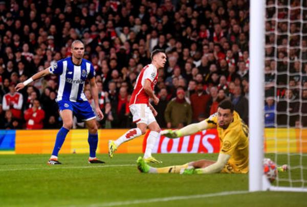 Arsenal's Leandro Trossard scores their side's o<em></em>nly goal of the game. Photo credit: Zac Goodwin/PA Wire.